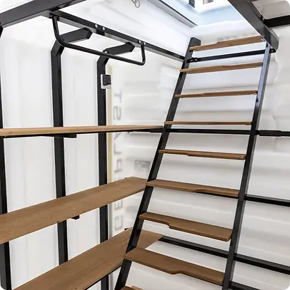 Металлический каркас и удобная лестница